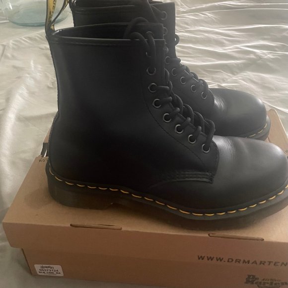 Dr.Marten 1460 is the original Dr. Lace Up Boots Brand New/Never Worn - Picture 6 of 6